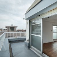 杉並区阿佐谷南の賃貸物件/西側バルコニー。腰かけてコーヒーで一息