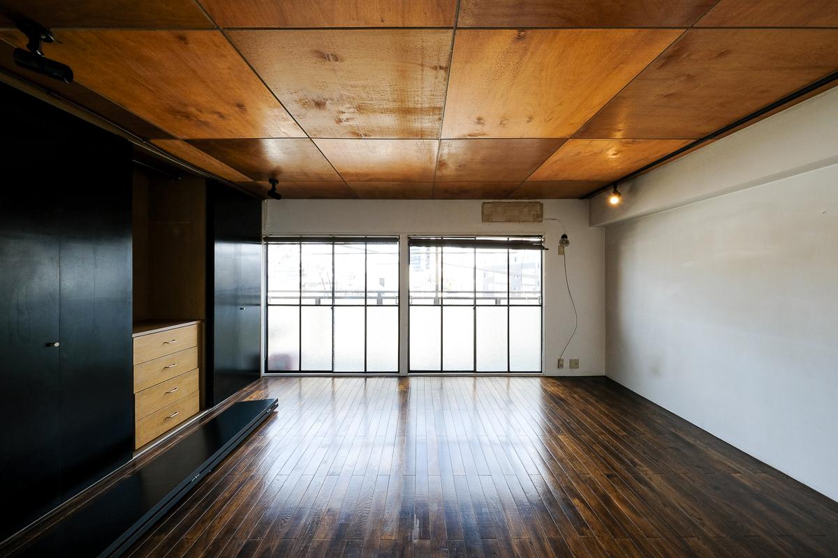 渋谷区本町の売買物件/床にはナラの無垢材、壁は塗装仕上げ