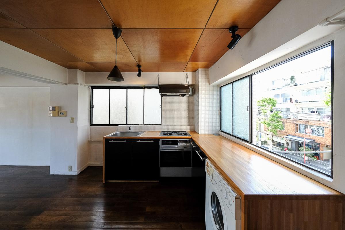 渋谷区本町の売買物件/北側のキッチン。二面に窓があるため、明るい環境で料理ができます