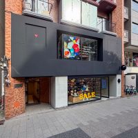 渋谷区神宮前の賃貸物件/外観①。明治通り沿いのため人通りは多いです