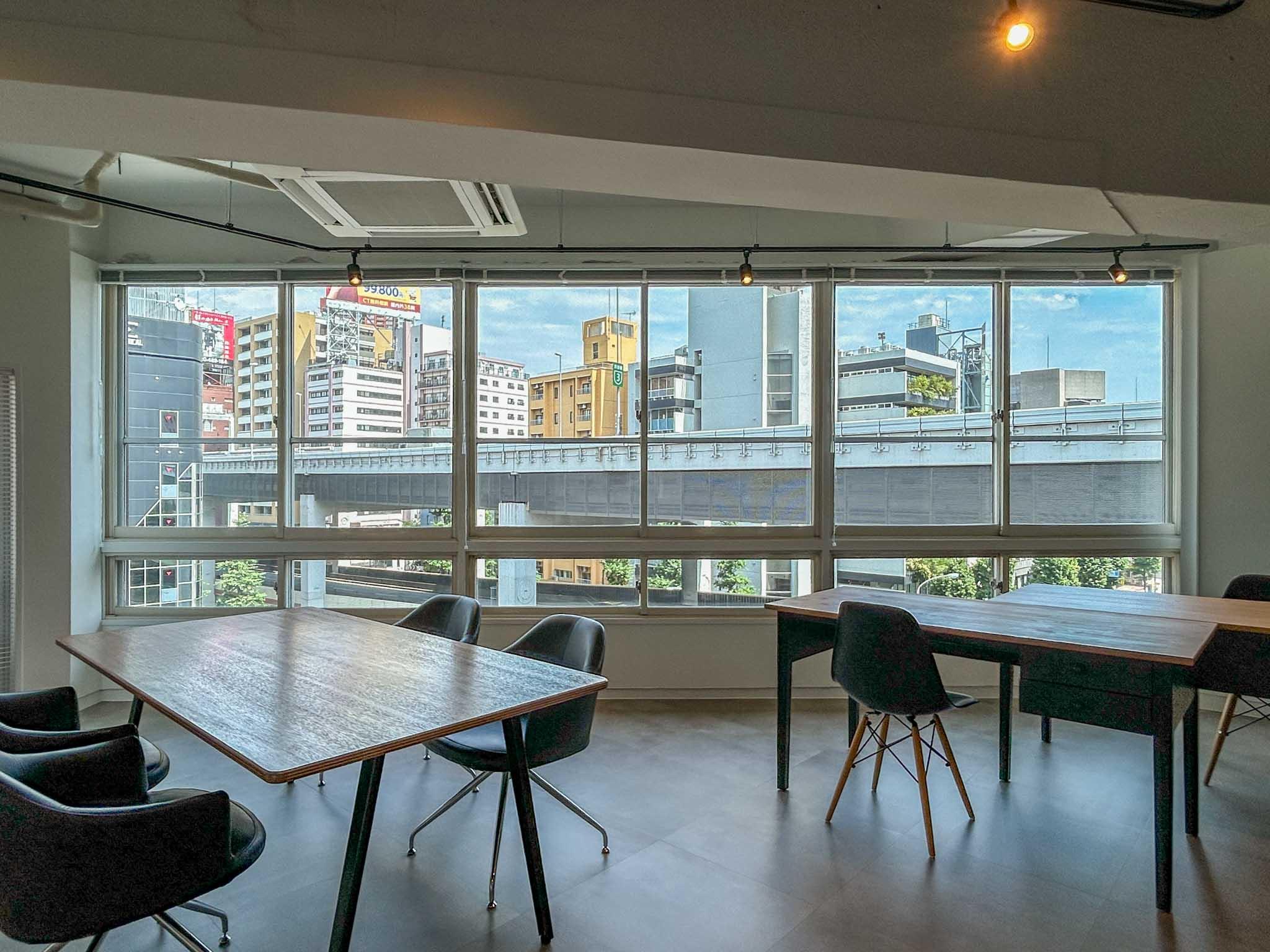 港区西麻布の賃貸物件/バーンと大きく開いた窓が気持ちいい