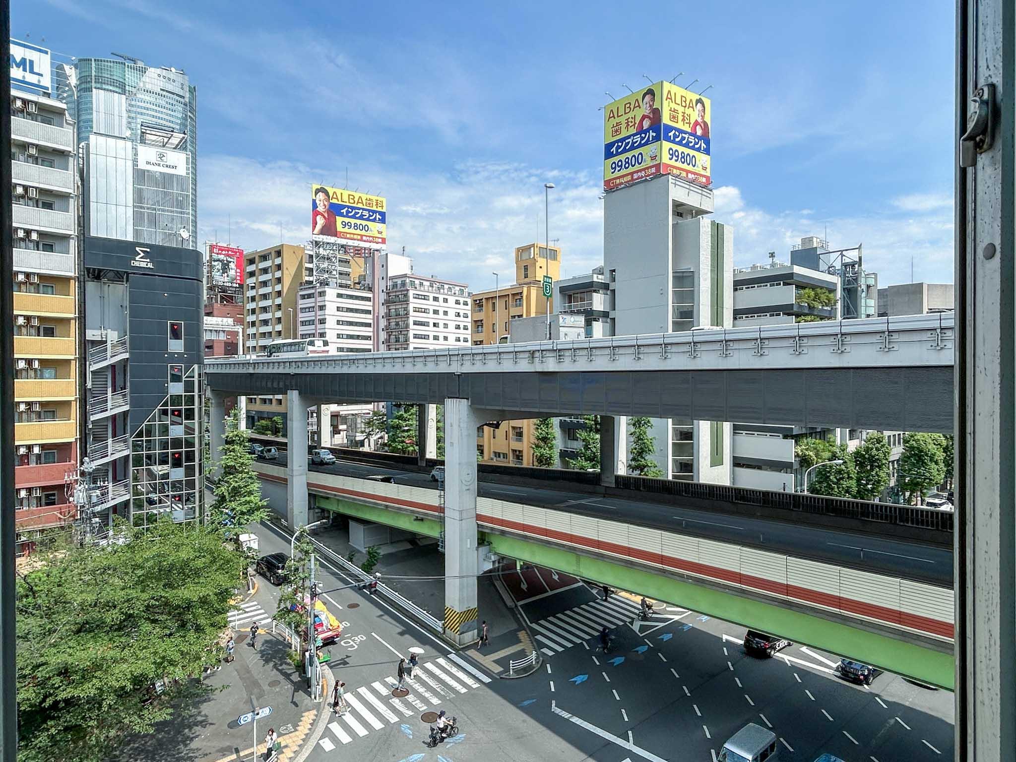 港区西麻布の賃貸物件/窓の先には、たくさんのビルと大通りのある都会的な景色