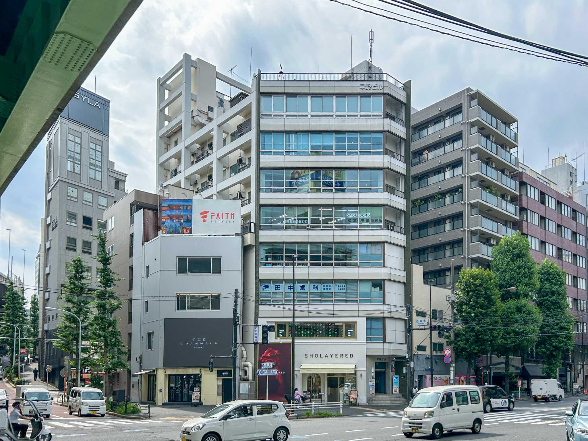 港区西麻布の賃貸物件/西麻布の交差点に立つレトロビル