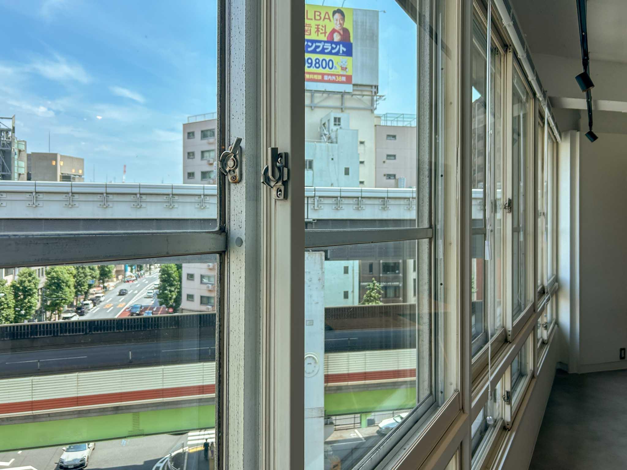 港区西麻布の賃貸物件/二重窓のため、車の音はほとんど気になりません
