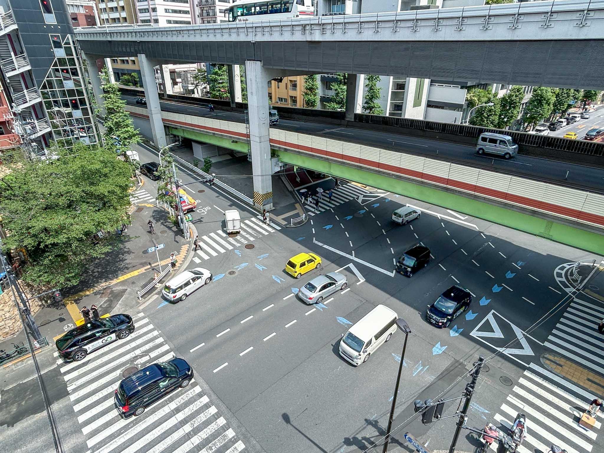 港区西麻布の賃貸物件/窓から下を覗く