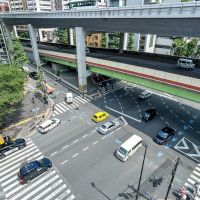 港区西麻布の賃貸物件/窓から下を覗く