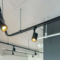 港区西麻布の賃貸物件/天井にはライティングレールが設置済み