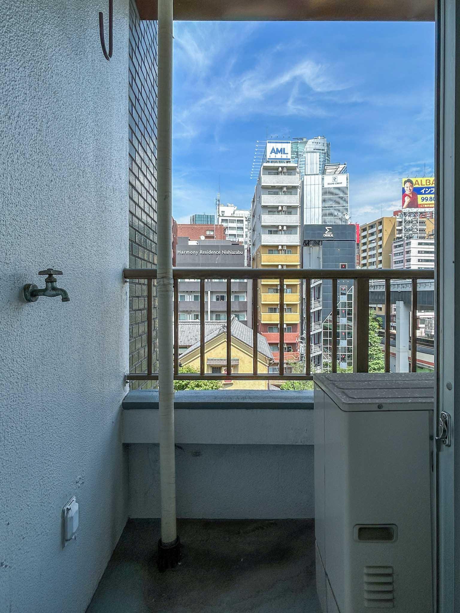 港区西麻布の賃貸物件/東側にあるベランダ。あまり広さはありませんが、ちょっと外で作業したいときに使えそう