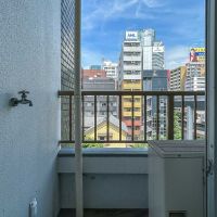 港区西麻布の賃貸物件/東側にあるベランダ。あまり広さはありませんが、ちょっと外で作業したいときに使えそう