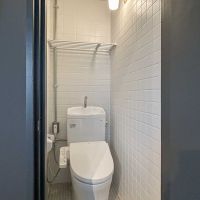 港区西麻布の賃貸物件/ウォシュレットトイレ。白いタイル張りのかわいいデザイン