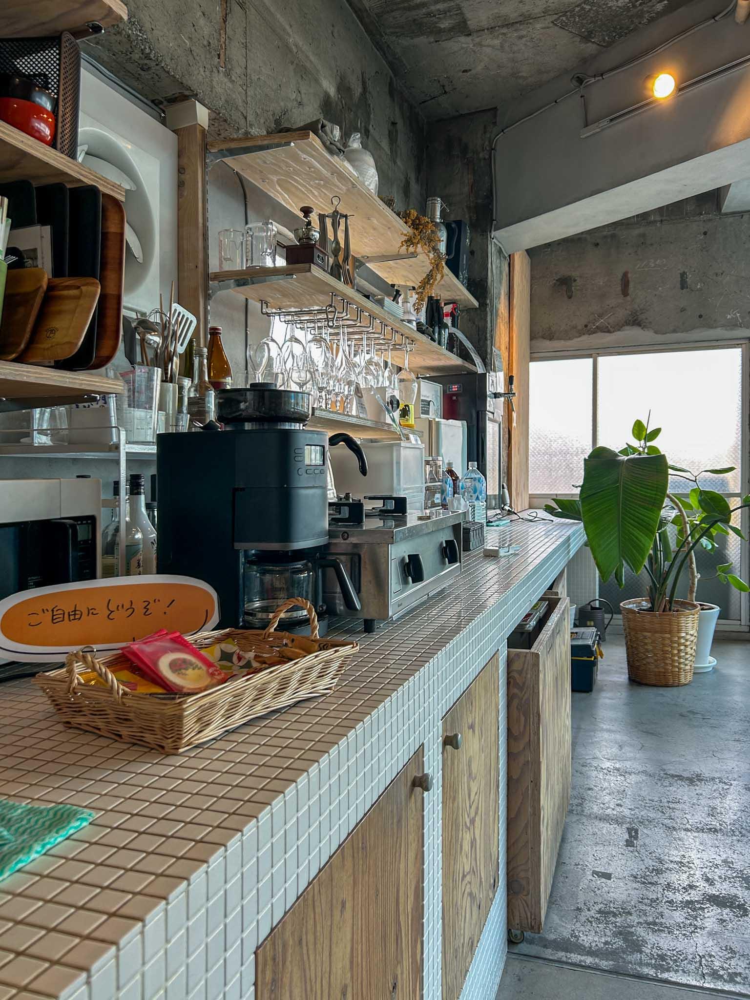 港区西麻布の賃貸物件/ラウンジ。コーヒーを飲んだり、ちょっとした料理ができるキッチン付き