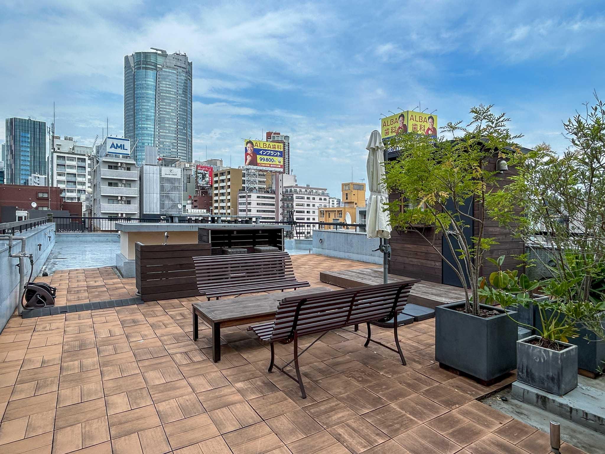 港区西麻布の賃貸物件/ビル内の入居者に解放された屋上。ランチやひと休憩する居場所にぴったり
