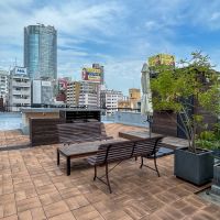 港区西麻布の賃貸物件/ビル内の入居者に解放された屋上。ランチやひと休憩する居場所にぴったり
