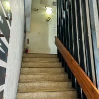 港区西麻布の賃貸物件/レトロな雰囲気の共用階段