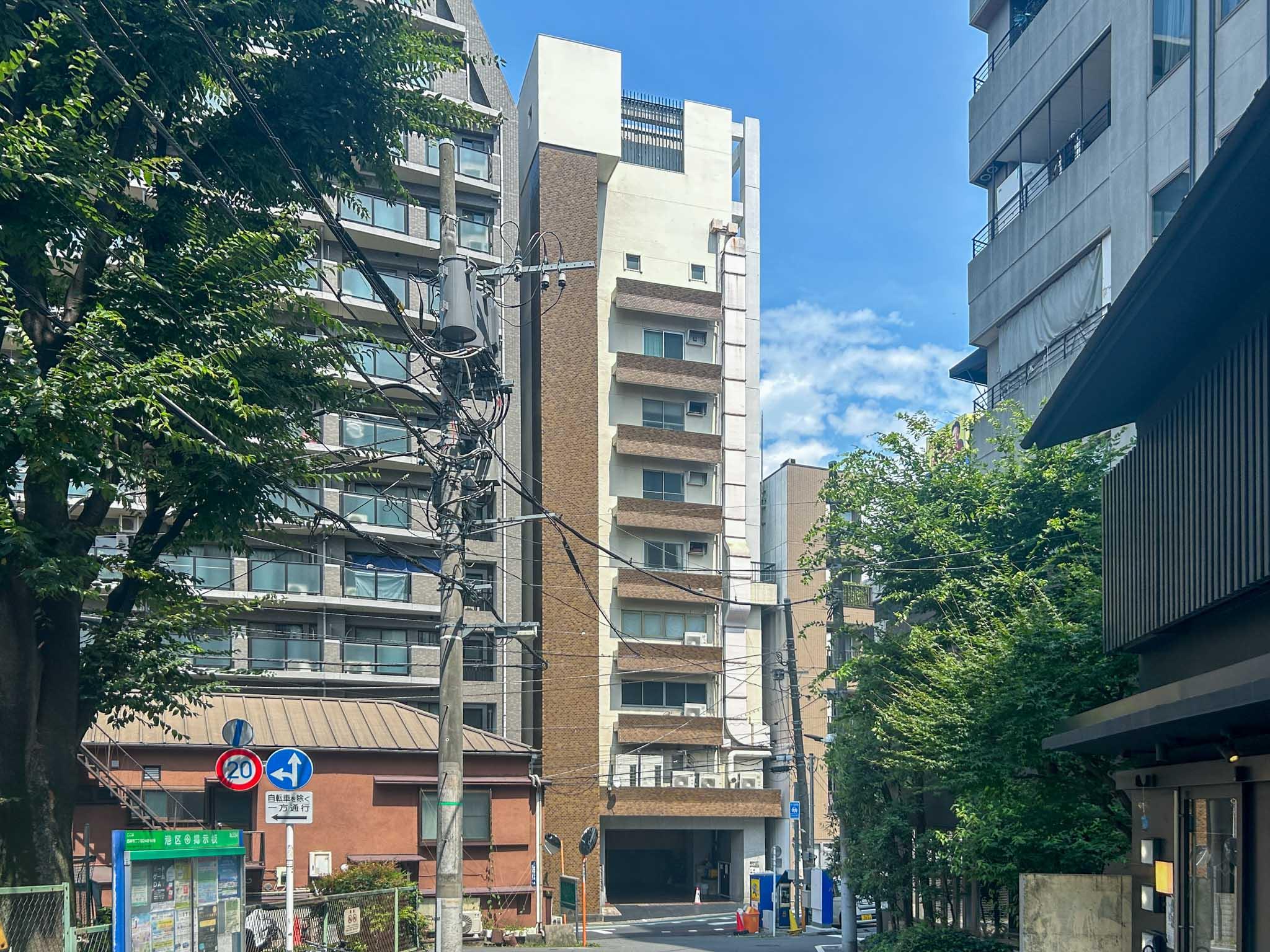 港区西麻布の賃貸物件/エントランス側からみた外観
