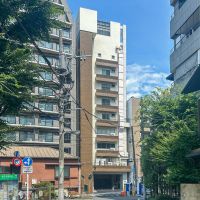 港区西麻布の賃貸物件/エントランス側からみた外観