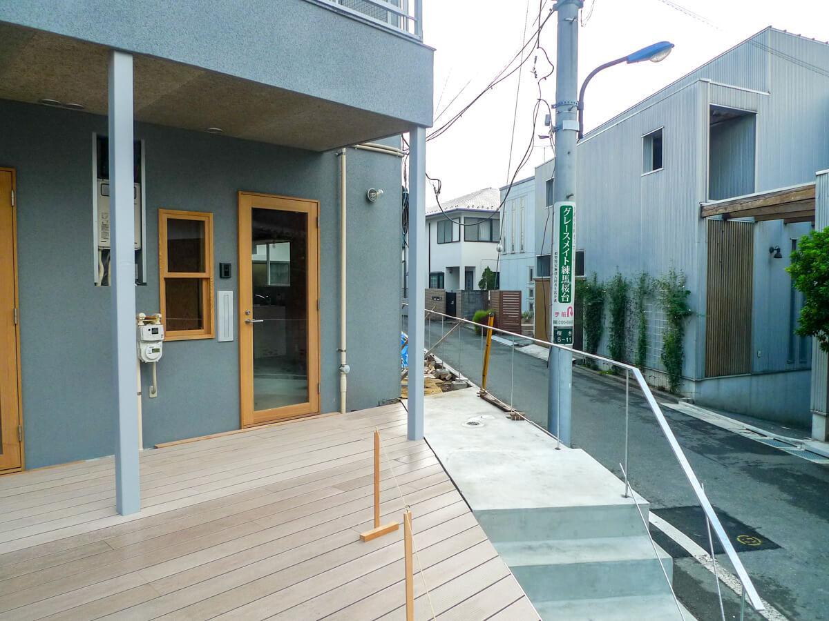 練馬区桜台の賃貸物件/108の顔。右奥には三角の形をしたスペースがあり、土いじりなども相談可能