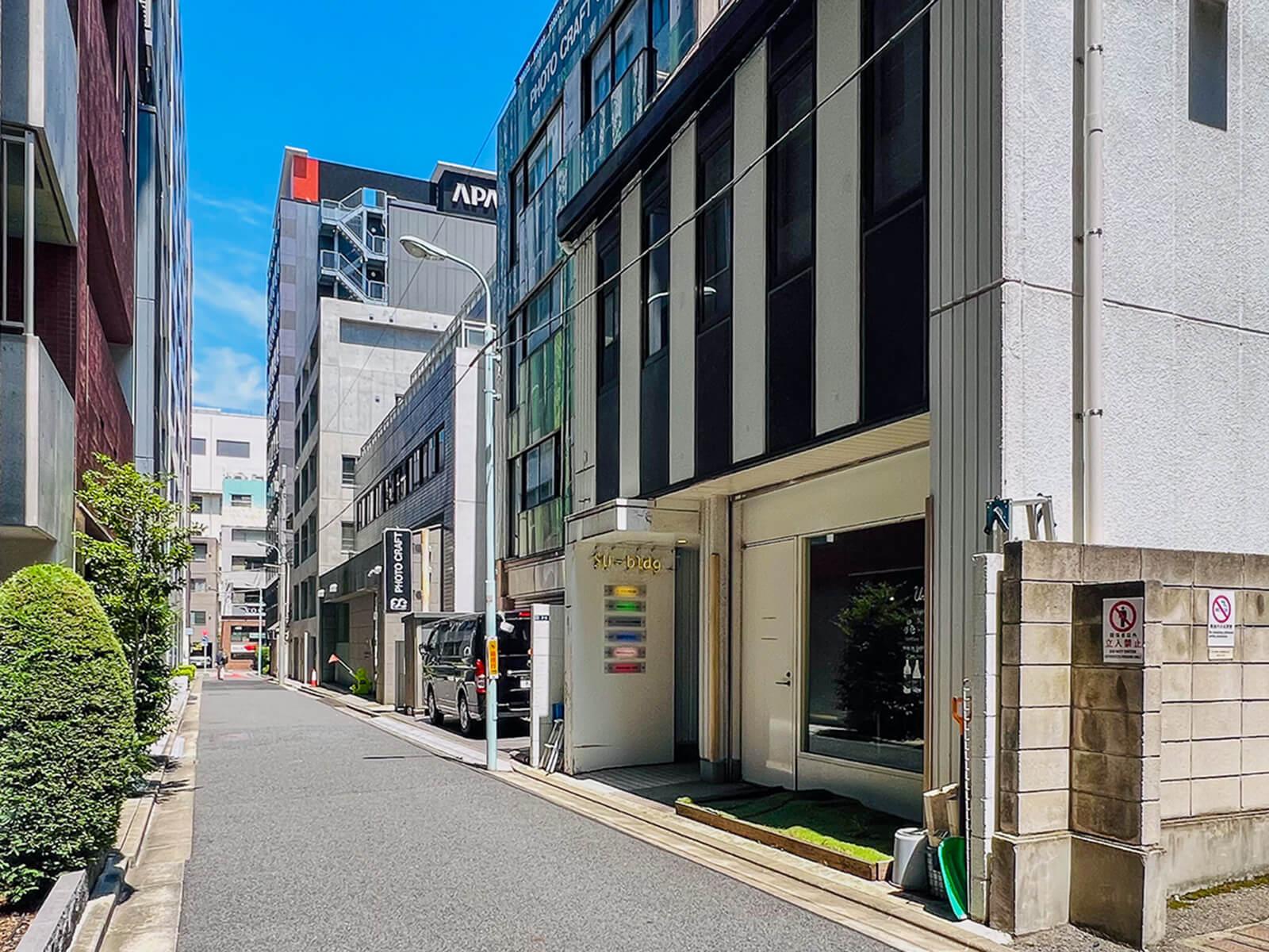 中央区日本橋富沢町の賃貸物件/外観。ビル名の表記はネオン管でつくられてます