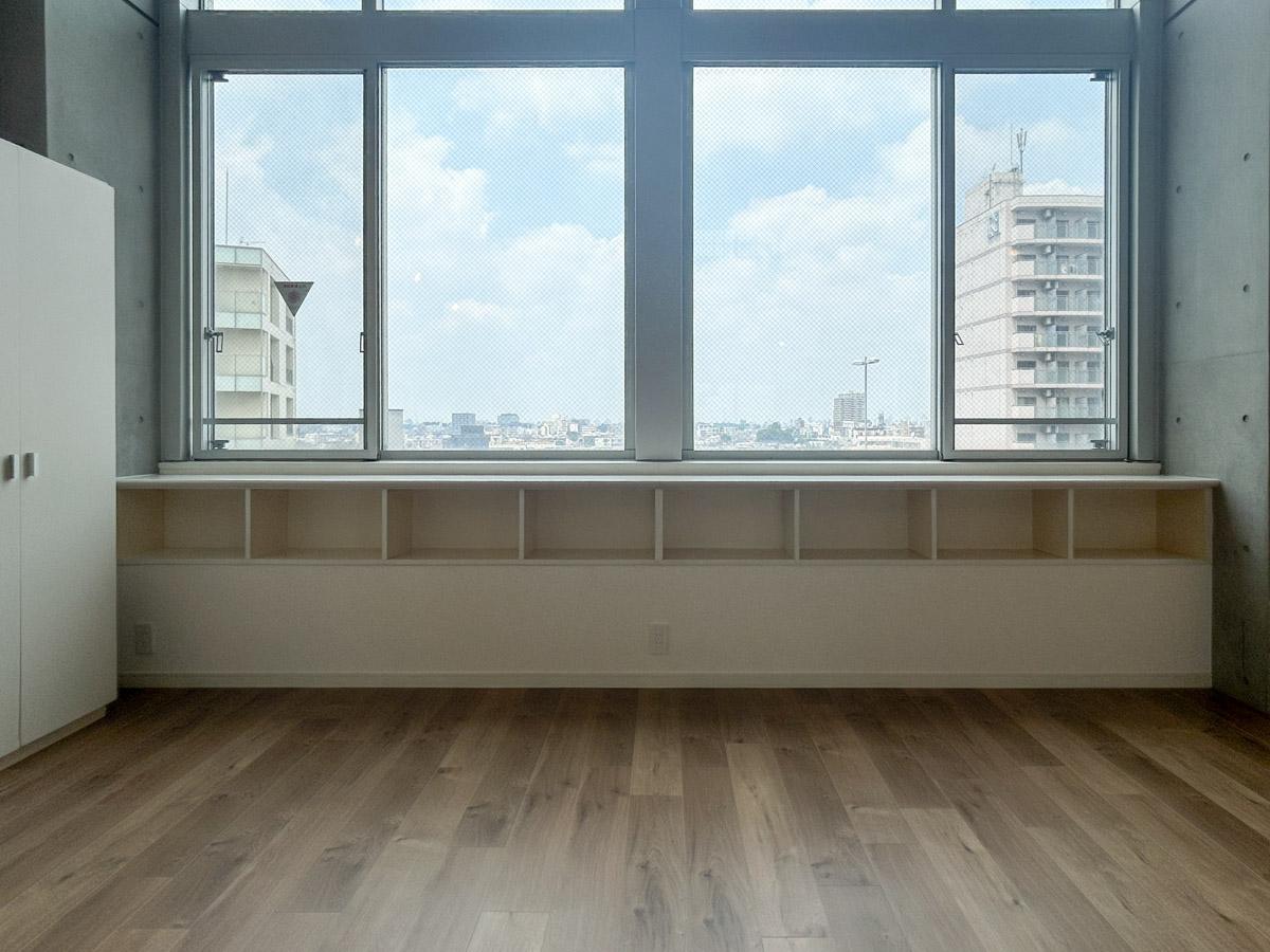世田谷区上馬の賃貸物件/リビングの1面窓の下にも収納がついています
