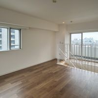 世田谷区上馬の賃貸物件/洋室別角度から。南と西の2方向に窓がついています