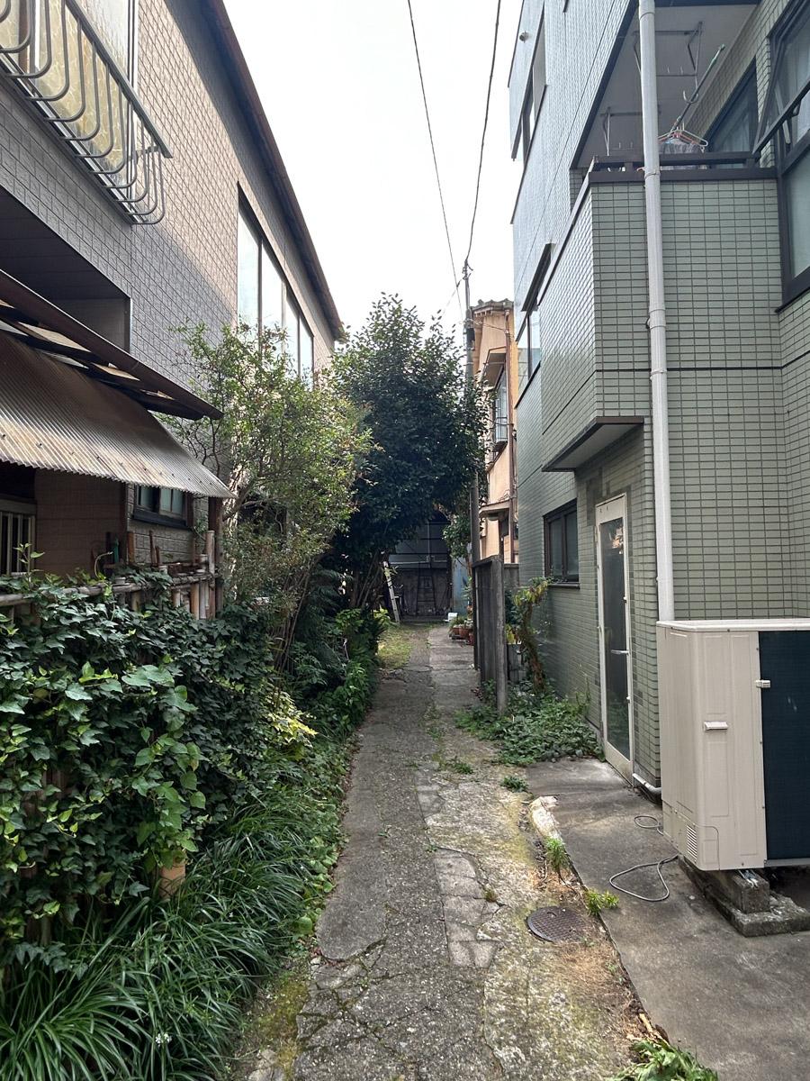 練馬区旭丘の賃貸物件/建物は細い路地を抜けた先にあります