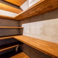 世田谷区三軒茶屋の売買物件/倉庫にも木の棚板がずらり。しまう場所には困らない