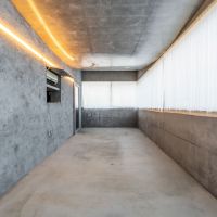 世田谷区三軒茶屋の売買物件/腰から上はぐるりと開口。三方向へ抜けるから、時間ごとに光の入り方が変わる