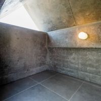 世田谷区三軒茶屋の売買物件/折れ曲がった天井から、三角に切り取られた光。ゲストルームにしておくには惜しい
