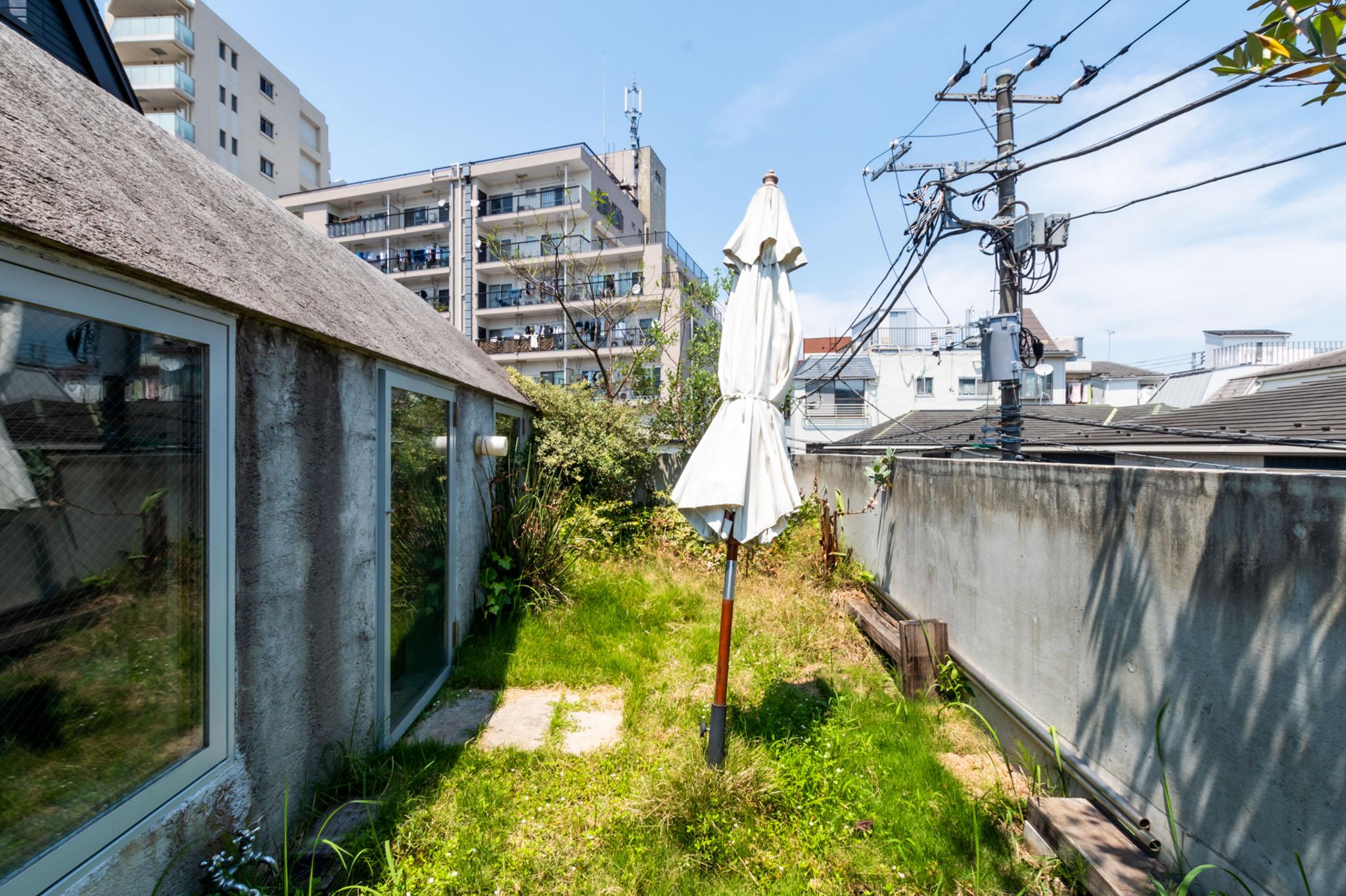世田谷区三軒茶屋の売買物件/現在の屋上庭園は写真とは異なりやや雑多な状態。かつて年月と費用をかけて育てられた庭も、いまは手を入れてくれる人を待っている