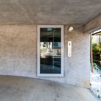 世田谷区三軒茶屋の売買物件/足元のコンクリートがゆるく湾曲。玄関にたどり着く前から、この家は始まっている