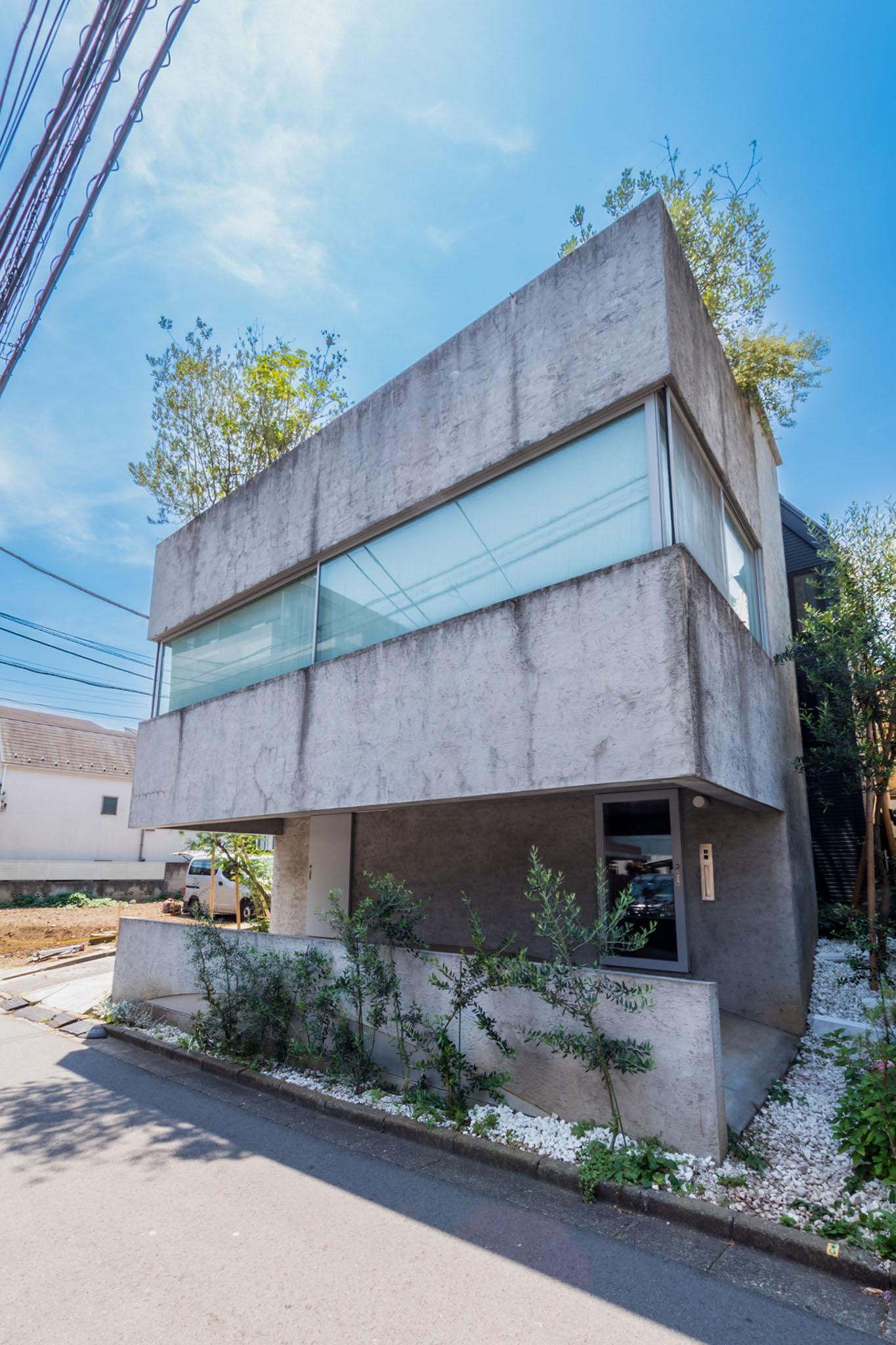 世田谷区三軒茶屋の売買物件/樹脂モルタルを木ごてで均した外壁。同じ表情がふたつとない、職人の手跡