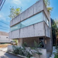 世田谷区三軒茶屋の売買物件/樹脂モルタルを木ごてで均した外壁。同じ表情がふたつとない、職人の手跡
