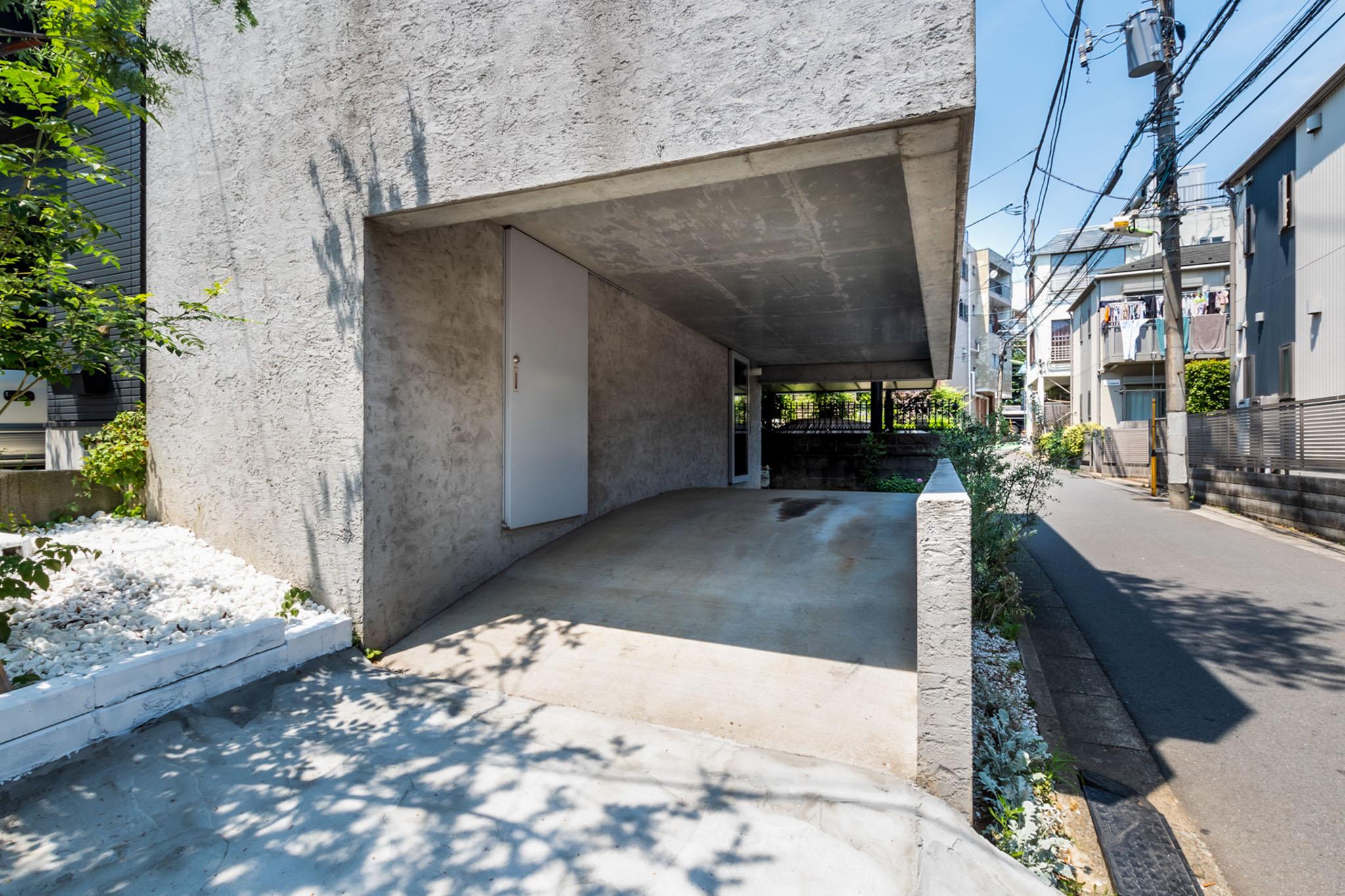 世田谷区三軒茶屋の売買物件/屋根付きで縦列2台まで。太鼓橋のカーブが、そのまま床を持ち上げていく