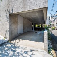 世田谷区三軒茶屋の売買物件/屋根付きで縦列2台まで。太鼓橋のカーブが、そのまま床を持ち上げていく