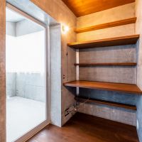 世田谷区三軒茶屋の売買物件/棚も机も同じ厚さの板。こもるというより、枝に留まる感覚の書斎