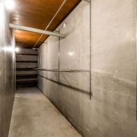 世田谷区三軒茶屋の売買物件/壁一面のウォークスルークローゼット。衣類も道具も、まとめて呑み込む地階