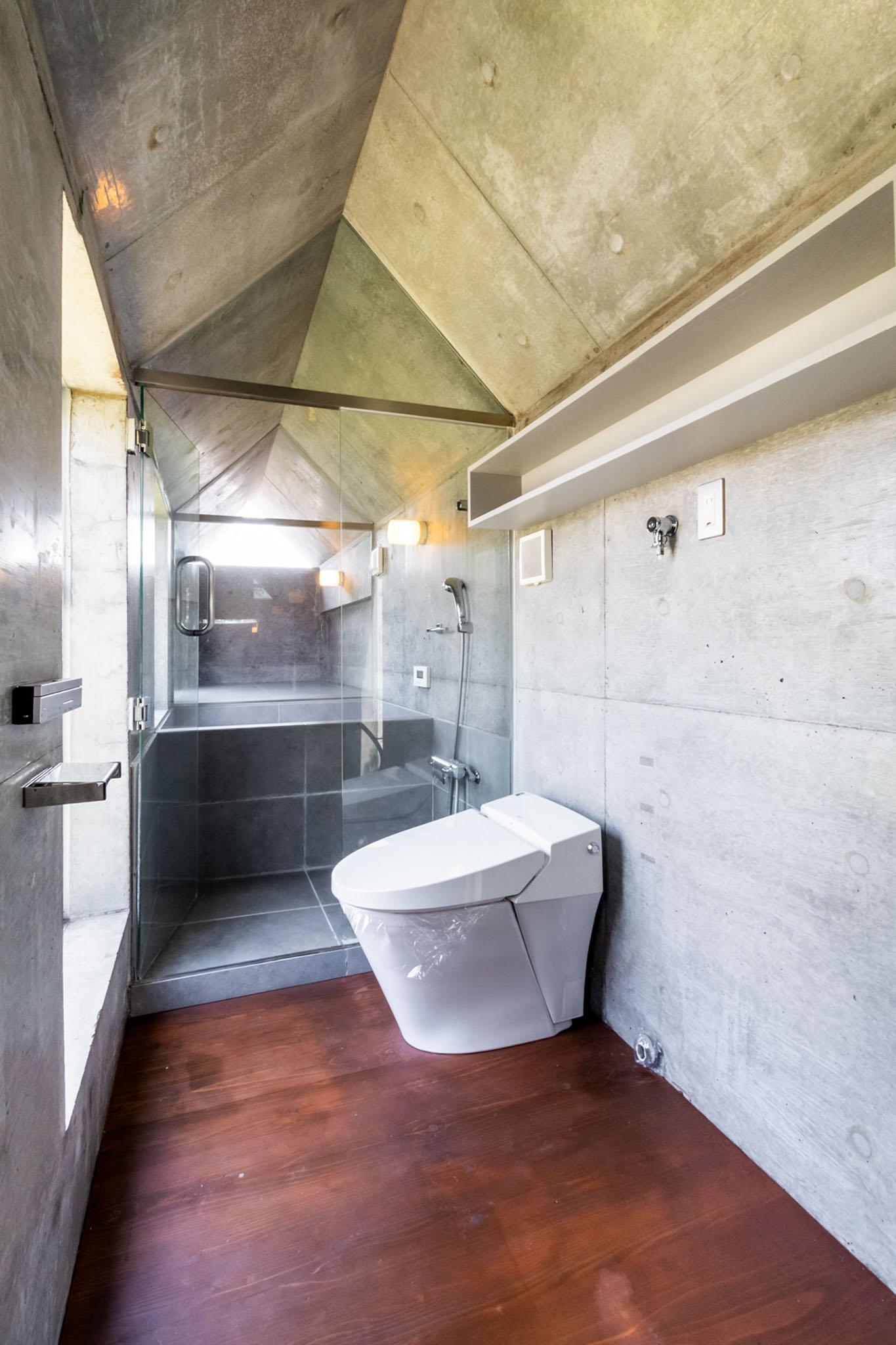 世田谷区三軒茶屋の売買物件/トイレの天井まで折れている。この徹底ぶり