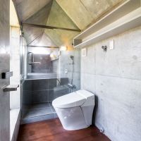 世田谷区三軒茶屋の売買物件/トイレの天井まで折れている。この徹底ぶり