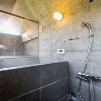 世田谷区三軒茶屋の売買物件/頭上は折板状の天井。湯に浸かって見上げるぜいたく