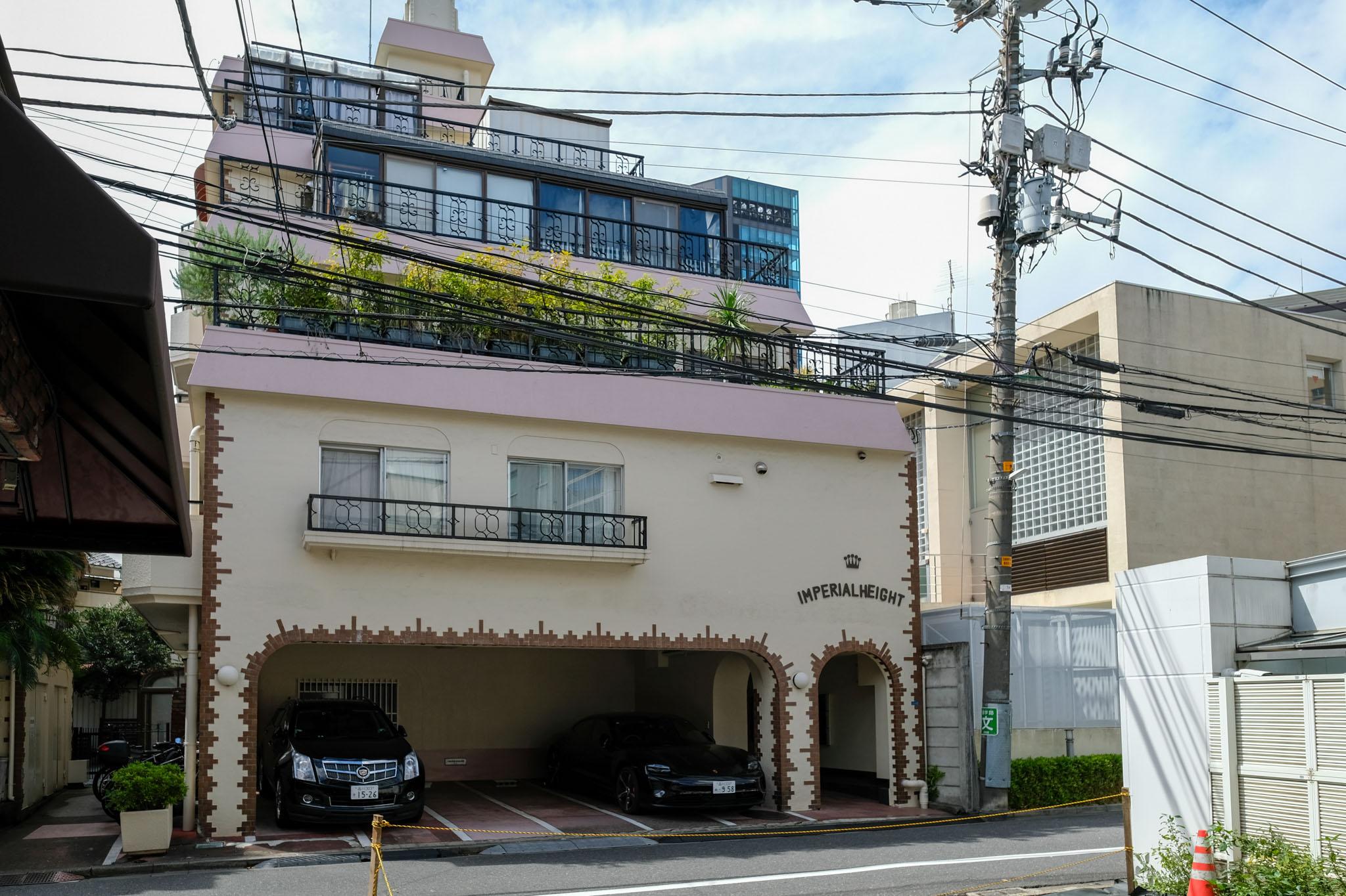 渋谷区神宮前の賃貸物件/1968年築のレトロマンション。レンガがあしらわれた壁面とアーチが時代を語る