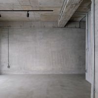 渋谷区神宮前の賃貸物件/あえて残した56年の質感が楽しめるモルタルの壁。むき出しの配管とダクトレールと（103号室）