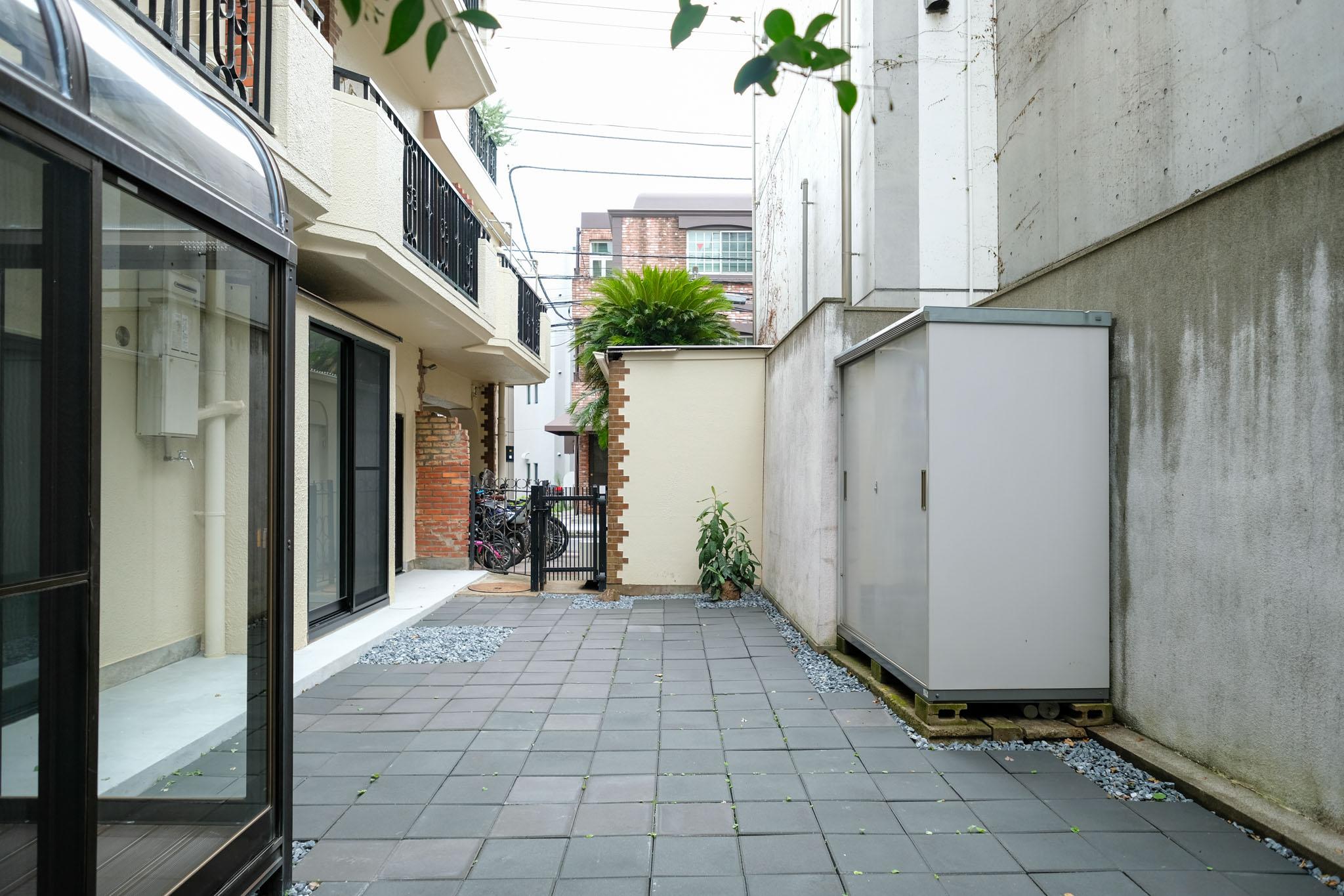 渋谷区神宮前の賃貸物件/境をあえて仕切らない、育てていく庭。105号室専用の給湯器に水栓がついている