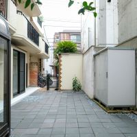 渋谷区神宮前の賃貸物件/境をあえて仕切らない、育てていく庭。105号室専用の給湯器に水栓がついている