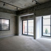 渋谷区神宮前の賃貸物件/面格子越しの光と、庭からの光。2方向から入る明るさ（105号室）