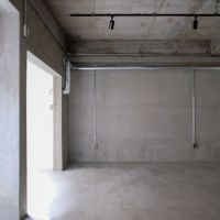 渋谷区神宮前の賃貸物件/白壁と下がり天井のある広間。柱と壁がつくる陰影（105号室）