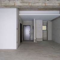 渋谷区神宮前の賃貸物件/黒い建具が空間を引き締める。白壁とのコントラスト（105号室）