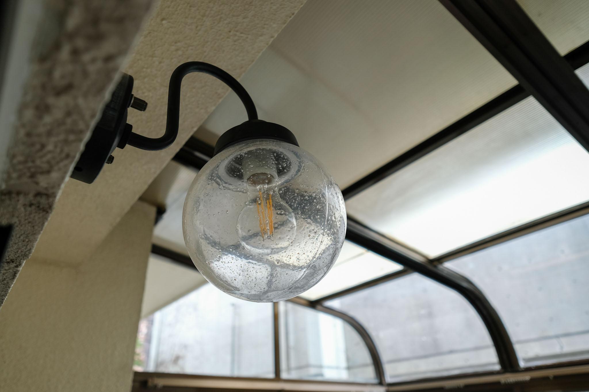 渋谷区神宮前の賃貸物件/気泡を閉じ込めたサンルームのガラスの灯り