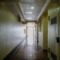渋谷区神宮前の賃貸物件/磨かれた床が光る、レトロな共用廊下。時代の趣も味のうち
