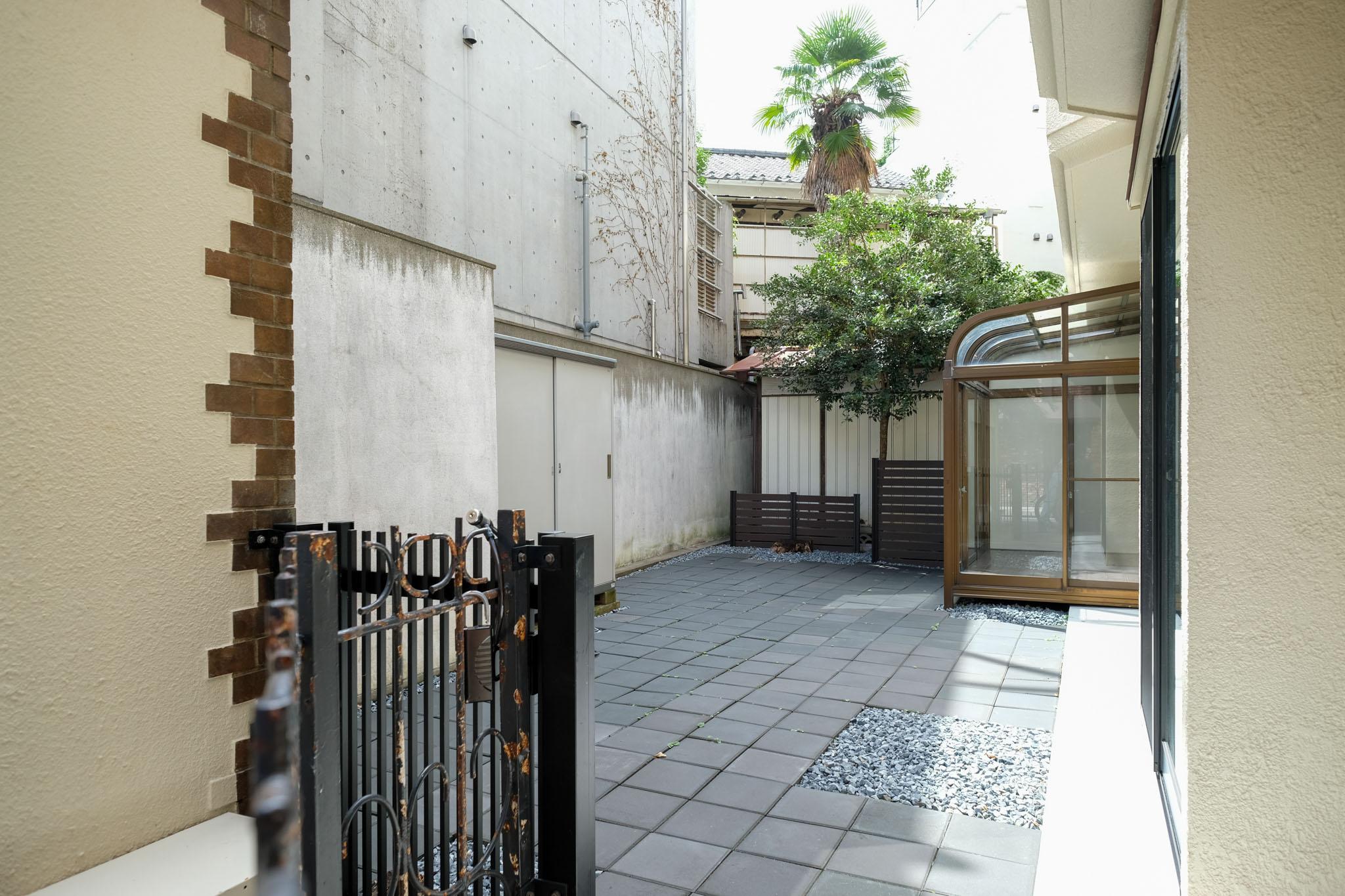 渋谷区神宮前の賃貸物件/サンルームと、平板張りの庭。事務所には贅沢な余白
