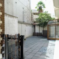 渋谷区神宮前の賃貸物件/サンルームと、平板張りの庭。事務所には贅沢な余白